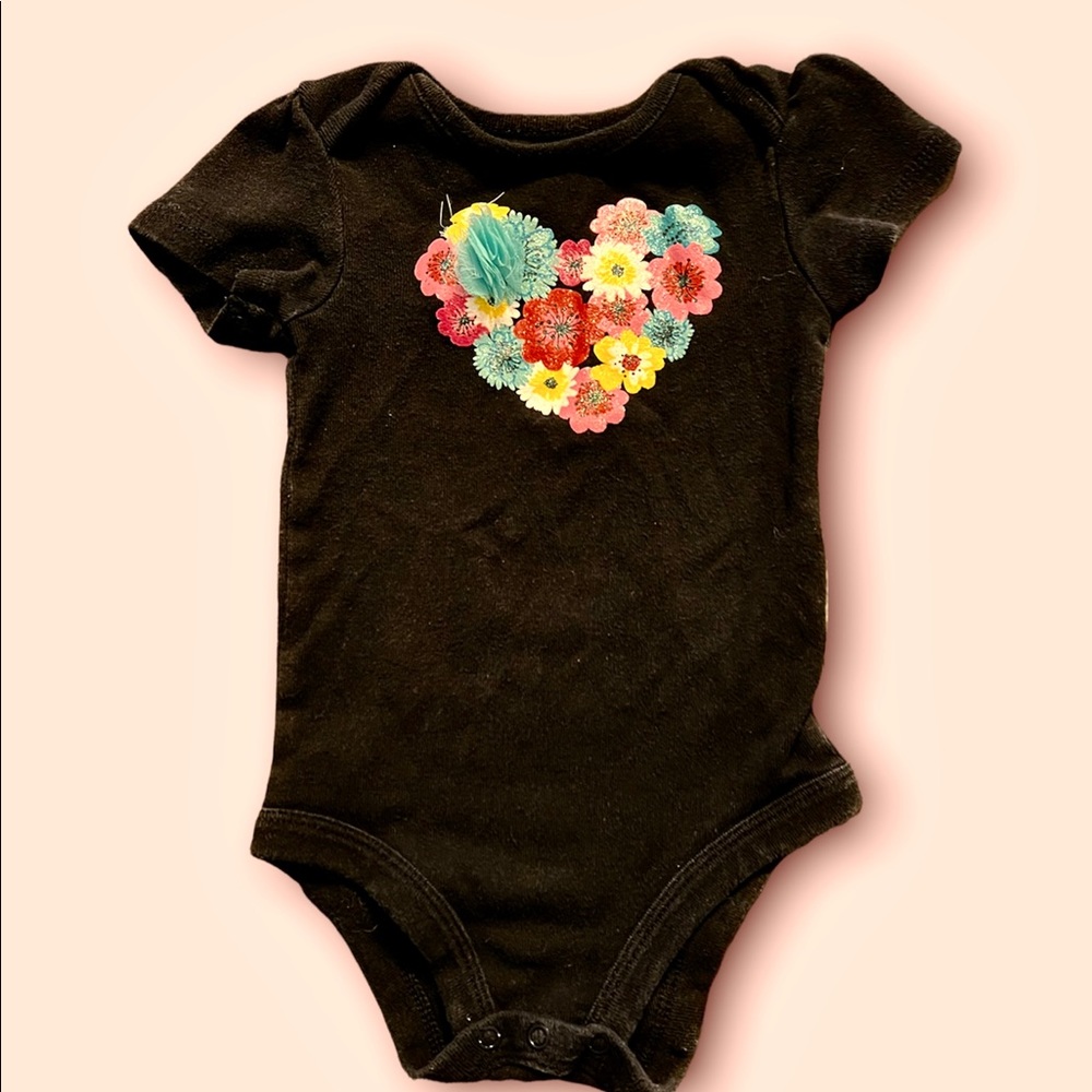 Super cute baby onesie! No stains. Like new and was barely worn!